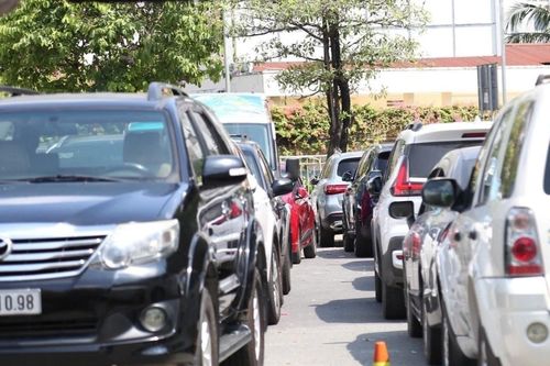 Chuyển đổi sang xe điện: Kinh nghiệm 'củ cà rốt và cây gậy' của Trung Quốc