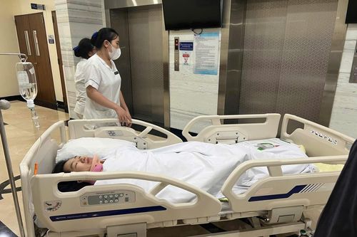 Phó giáo sư cảnh báo 'bệnh lười' tàn phá cột sống người trẻ