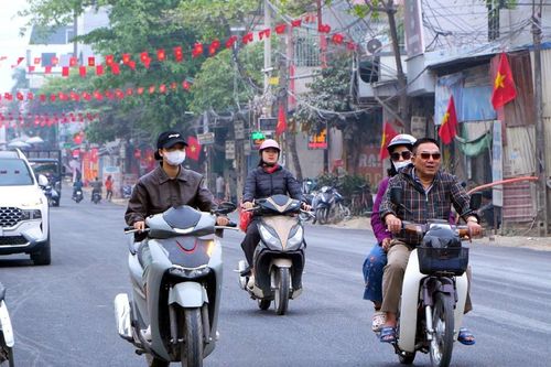 Đường bụi mù như giữa sa mạc ở Hà Nội được thay áo mới trong đêm