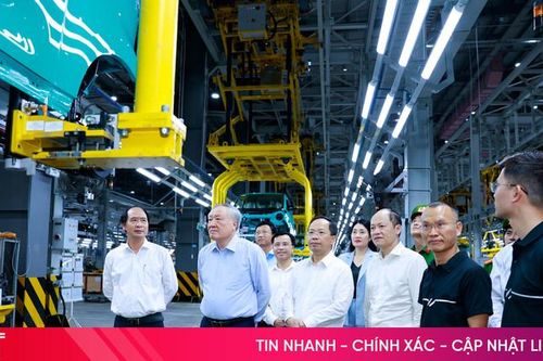 Phó Thủ tướng Thường trực Nguyễn Hòa Bình thăm các nhà máy sản xuất pin, ôtô điện tại KKT Vũng Áng