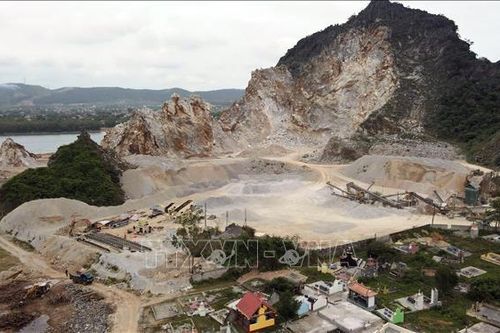 Nổ mìn khai thác đá tại mỏ Lèn (Quảng Trị) làm nhiều nhà dân bị thủng mái