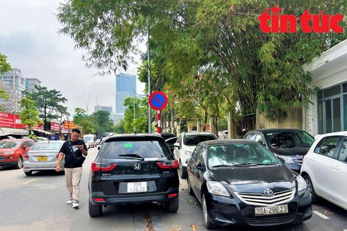 Ô tô đỗ tràn lan tại khu đô thị mới Cầu Giấy bất chấp biển cấm