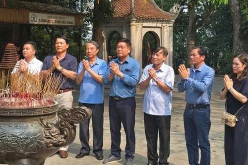 Chi hội Luật gia Văn phòng - Hội Luật gia tỉnh Phú Thọ dâng hương tưởng niệm các Vua Hùng