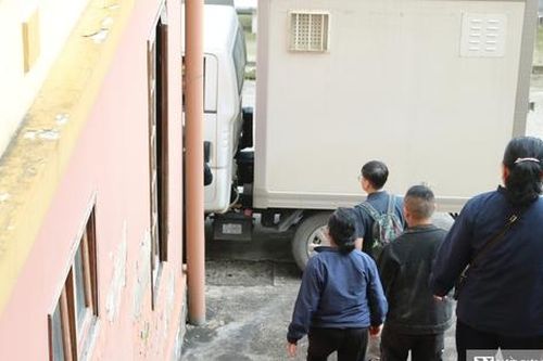 Nỗi buồn của mẹ già có con trai trượt dài trên con đường tội lỗi