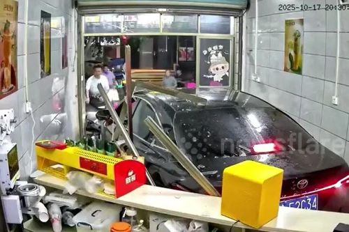 Mới có bằng, nữ tài xế lùi xe tông sập cửa hàng