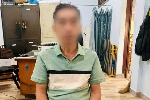 Người đàn ông dựng xe đạp trước cửa nhà dân rồi có hành vi đáng xấu hổ, Công an phải vào cuộc