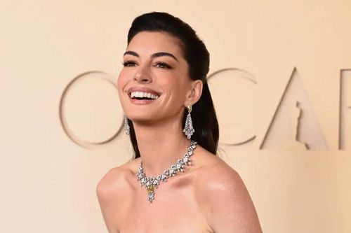 Anne Hathaway tiết lộ bí quyết 'nâng cơ tức thì' tại Oscar 2026, không cần dao kéo