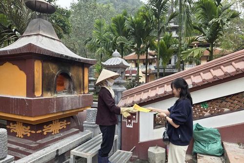 Bỏ đốt vàng mã: Vì sao nơi làm được, nơi vẫn còn 'rực lửa'? Bài 1: Chuyến biến tích cực ở chốn tâm linh