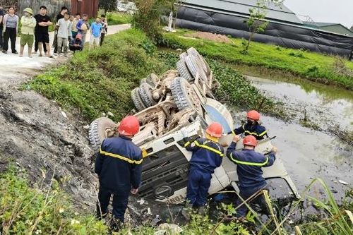 Bắc Ninh: Kịp thời giải cứu nạn nhân trong xe bê tông lật xuống ao