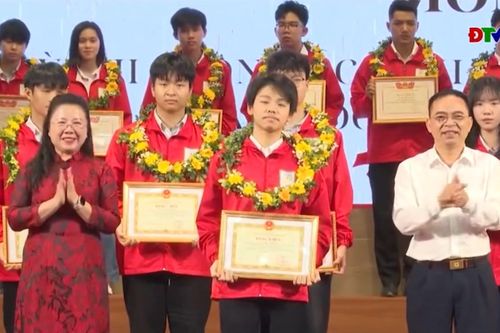 Tuyên dương học sinh đạt giải và giáo viên tham gia bồi dưỡng học sinh giỏi cấp quốc gia, năm học 2025-2026