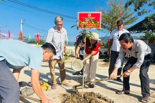 Hội Nông dân xã Vạn Thắng phát động trồng cây xanh chào mừng thành công bầu cử đại biểu Quốc hội khóa XVI và đại biểu HĐND các cấp