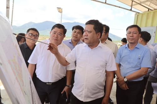 Chủ tịch UBND tỉnh Trần Phong kiểm tra tiến độ các dự án ở khu vực nam Vân Phong