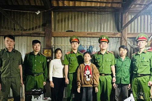 Công an xã Mỏ Vàng trao hỗ trợ học sinh có hoàn cảnh khó khăn