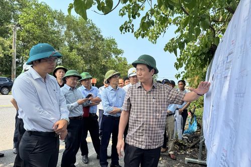 Đồng chí Phó Chủ tịch Thường trực UBND tỉnh kiểm tra tiến độ Dự án đầu tư xây dựng Quốc lộ 15D