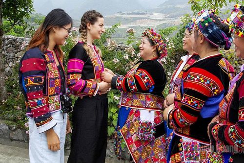Du khách quốc tế trên cao nguyên đá