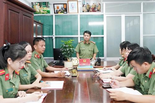 Thầm lặng phía sau những quyết sách