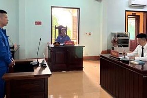 Hành hung cảnh sát giao thông, lĩnh 12 tháng tù giam