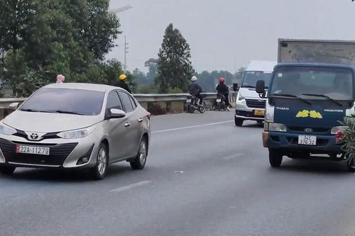 Xe máy đi ngược chiều, quay đầu trái phép trên quốc lộ 18