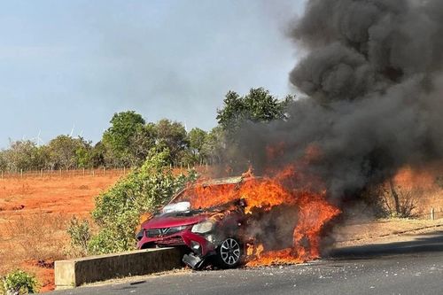 Cháy ô tô 5 chỗ trên trục đường ven biển ở Lâm Đồng, hai người bị thương