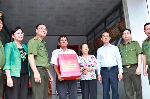 Bộ Công an trao tặng, bàn giao kinh phí xây 500 căn nhà ở Cà Mau