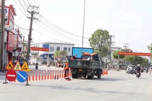 Xử lý 'điểm nóng' ngã năm Bến Lức: Tăng phân luồng, siết phương tiện giờ cao điểm
