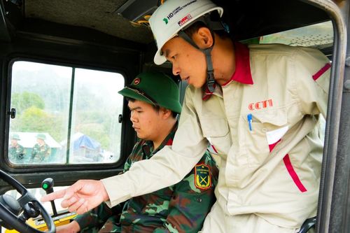 Đào tạo vận hành máy lu cho quân nhân trên công trường Đồng Đăng – Trà Lĩnh
