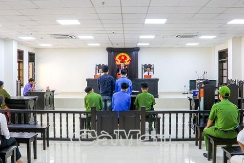 Trộm bia, 2 đối tượng lãnh án tù