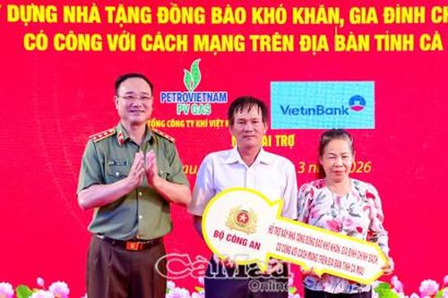 Bộ Công an bàn giao nhà mẫu và trao kinh phí xây dựng 500 căn nhà tại Cà Mau