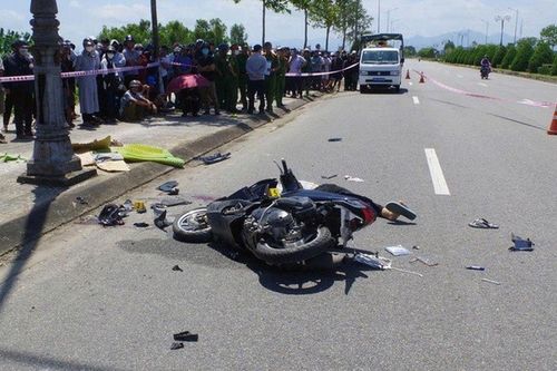 Thương tâm hai thanh niên tử vong sau khi xe máy tông cột điện