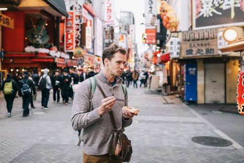 Vì sao người Nhật Bản không bao giờ vừa đi vừa ăn trên phố?