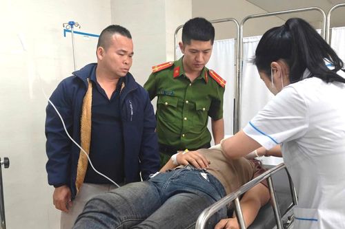 Vượt 20km, công an xã ở Bắc Ninh dùng xe công vụ đưa người bị nạn đi cấp cứu