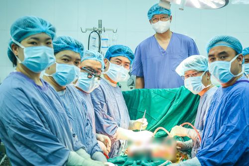 Kỳ tích Việt Nam: Nhận tim gan người này, hiến ngay gan mình cứu người khác