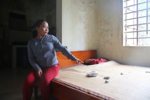 Tạm dừng khai thác mỏ sau vụ nổ mìn khiến đá bay thủng mái nhà dân
