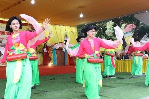 Trai làng diễn điệu múa Bồng dâng Mẫu trong lễ khai hội đền Đại Lộ - đền Dầm
