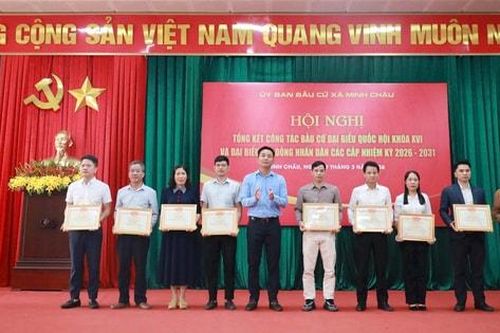 Xã Minh Châu: Khen thưởng các cá nhân, tập thể có thành tích xuất sắc trong tổ chức bầu cử