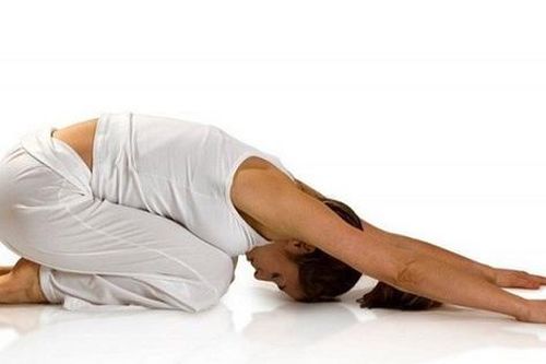 3 tư thế yoga đơn giản giúp giảm đau cứng cổ do ngồi lâu
