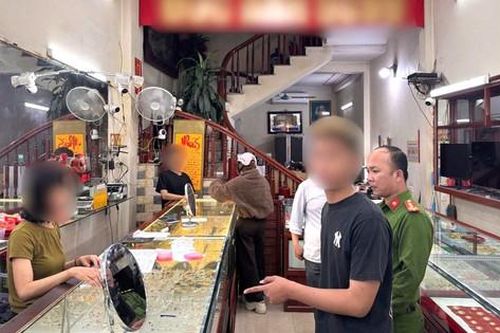 Thiếu tiền tiêu xài, gã thanh niên vào tiệm vàng cướp tài sản