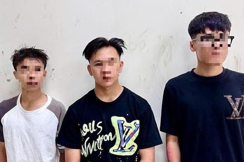 Nhóm thanh thiếu niên mang hung khí đập phá nhà dân trong đêm