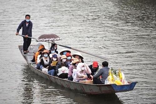 Xuồng điện ở chùa Hương và bài toán giữa du lịch xanh với giá trị truyền thống