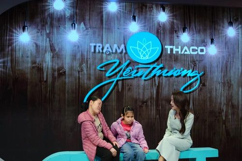'Trạm yêu thương'': Xúc động với nghị lực của người mẹ khuyết tật nuôi hai con khiếm thị