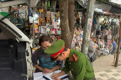 Xử lý một số hộ dân bày bán cây cảnh chiếm vỉa hè