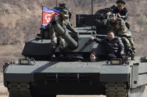 Con gái Kim Jong-un xuất hiện trên xe tăng chủ lực trong diễn tập quân sự Triều Tiên