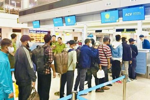 Tây Ninh: Trục xuất 11 người nhập cảnh du lịch nhưng ở lại làm việc trái phép