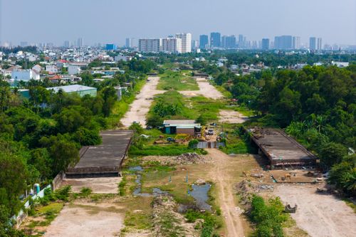 Cảnh vắng vẻ ở công trường Vành đai 2 TP.HCM sau 3 tháng tái khởi động