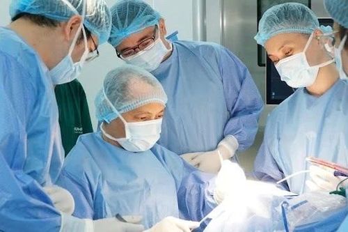 Tạo hình hộp sọ lấp 'khoảng trống' để lại trên đầu người đàn ông sau tai nạn