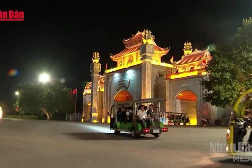 Đặc sắc tour đêm 'Đền Hùng lung linh nguồn cội'