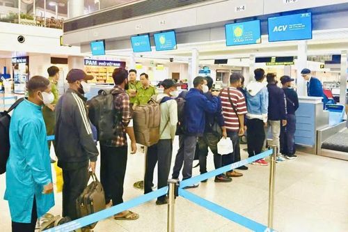 Trục xuất 11 người nước ngoài lưu trú, làm việc trái phép