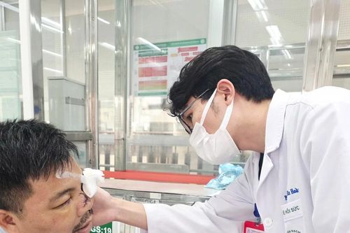 Kéo xe sa lầy, tài xế bị dây xích đứt văng vào mặt nguy kịch, phải bỏ bên mắt