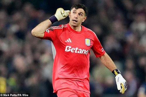 Thủ môn Aston Villa khiêu khích đối thủ
