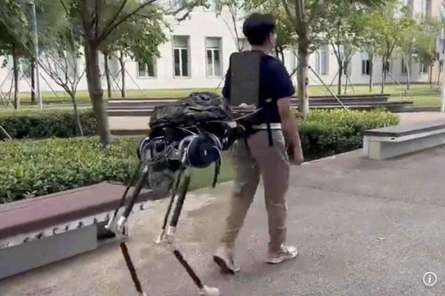 Trung Quốc trang bị 'robot nhân mã' cho binh sĩ